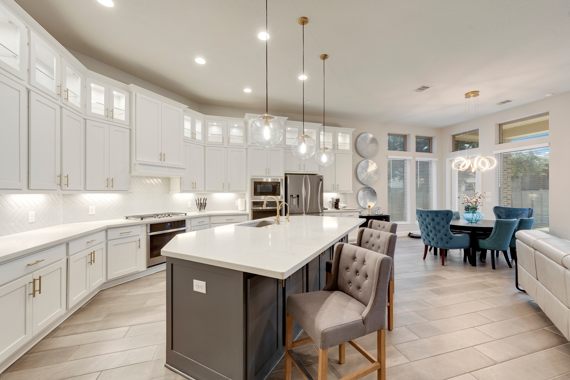 A,White,Kitchen,With,A,Granite,Island